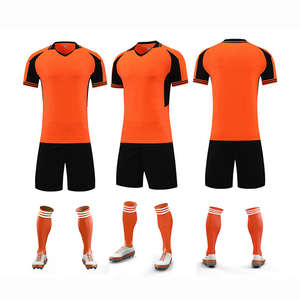 Uniforme de Fútbol Retro Personalizado al por Mayor para Hombre, Conjunto de Camiseta de Manga Corta con Transferencia Térmica, Transpirable, Antihumedad, Antibacteriano, 100% - Product Image 1