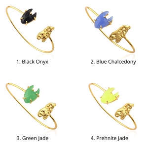 กำไลข้อมือหินหยกคาลซิโดนีสีดำแกะสลักรูปปลาแบบปรับได้ ชุบทอง 18k ดีไซน์เนอร์แบรนด์ดัง ขายส่งเครื่องประดับ - Product Image 1