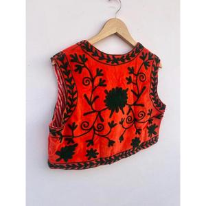 Chaleco Corto Reversible de Terciopelo de Algodón Bordado Suzani Hecho a Mano con Doble Abotonadura, Rojo Festivo, Regalo para Ella - Product Image 6