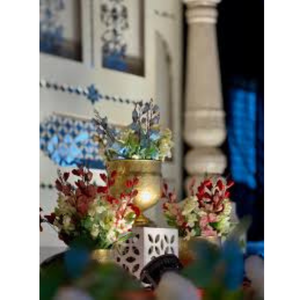 C'est une paire de vases de sol en fonte dorée. - Product Image 3