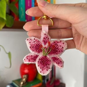 Llavero Bordado a Mano Único con Cuentas Coloridas, Patrones Florales Artísticos y Acabado Elegante Hecho a Mano - Product Image 1