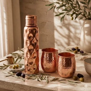 Bouteille en cuivre haut de gamme finement finitionnée avec un ensemble de 2 verres en cuivre pour la maison, la cuisine, la salle à manger et le stockage d'eau au meilleur prix - Product Image 4
