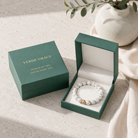 Boîte cadeau magnétique haut de gamme en carton rigide écologique avec couvercle et base en mousse, texture fine, logo en feuille d'or, personnalisable OEM pour bijoux