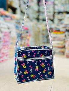 Sac bandoulière matelassé en coton à motif floral, sac à main matelassé à fermeture éclair pour les voyages et l'usage quotidien - Product Image 1