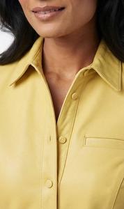 Camisa de Cuero Suave Premium para Mujer, Manga Corta, Cierre de Botones, Cuello Camisero, Estilo Casual Urbano - Product Image 3