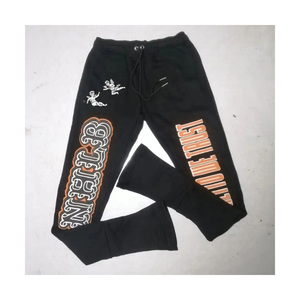 Pantalon de survêtement en coton noir pour homme avec imprimé ange et lettrage latéral, taille élastique avec cordon de serrage, joggers décontractés - Product Image 1