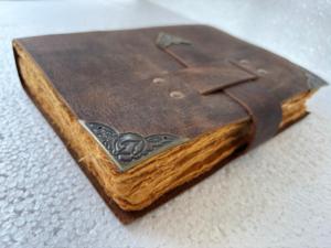 Carnet en cuir vintage avec papier à bords festonnés, coins métalliques décoratifs, fait main, pour la rédaction - Product Image 2