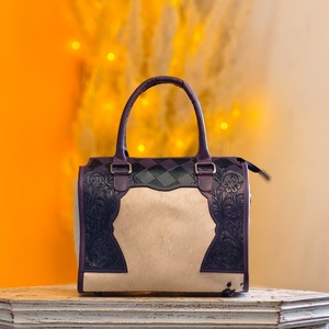 Bolsa de Viaje de Lujo Portátil Impermeable de Cuero Genuino y Poliéster Ligero con Cremallera Única y Diseño Floral de Venus Leathers - Product Image 1