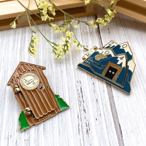 Épingles en émail dur d'usine avec badges à paillettes, logo personnalisé en métal strass émail broche de chaîne de chapeau pour sac - Product Image 4