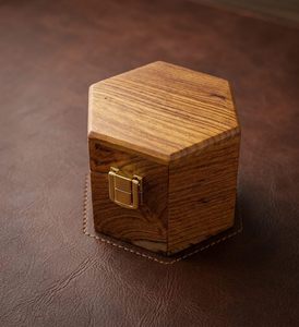 Caja Hexagonal de Madera Maciza Hecha a Mano con Acabado Pulido, Decoración de Mesa Estilo Antiguo - Product Image 6