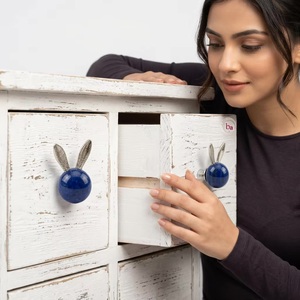 Poignée de meuble en laiton et résine Ba Bunny Ears, pierre lapis-lazuli bleue, écologique, forme originale, contemporaine, pour commode, installation facile - Product Image 4