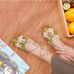 รองเท้าปักลายดอกทานตะวันแบบคลาสสิก ทำมือ เป็นมิตรกับสิ่งแวดล้อม น้ำหนักเบา แบบผูกเชือก คุณภาพสูง ทนทาน หนังแท้ทั้งคู่ - Product Image 4