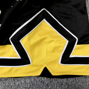 Shorts de sport unisexe Weirdos University noir et jaune, taille élastique, imprimé, respirant, en polyester, coupe régulière pour adulte - Product Image 4