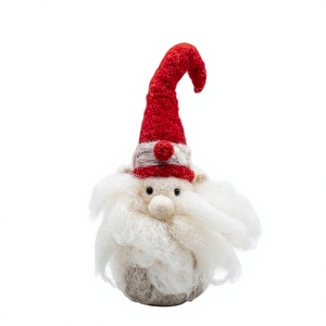 Ornement de Noël artisanal en feutre écologique, petit Père Noël avec chapeau rouge et barbe blanche, décoration murale intérieure traditionnelle - Product Image 2