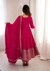 ชุดเดรสยาวแบบ Anarkali ผ้าไหมวิชิตราเนื้อหนา ปักลายด้วยดิ้นดอริ จารี และเลื่อม พร้อมผ้าคลุมไหล่และกางเกง ชุดเย็บสำเร็จ (MPY 75) DC - Product Image 6