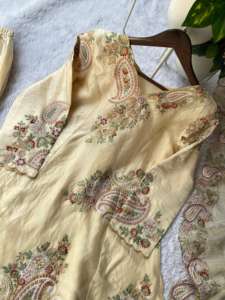 ชุดคุร์ติปาลาซโซพร้อมส่งออก เหมาะสำหรับงานแต่งงาน เสื้อปักลายดีไซเนอร์ของเรา พร้อมกางเกงปาลาซโซและผ้าคลุมไหล่ ราคาขายส่ง - Product Image 3