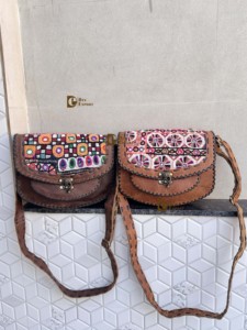 Bolso bandolera de cuero genuino hecho a mano para mujer, bolso de diseñador multiusos con bordado elegante, inspirado en gitano - Product Image 5