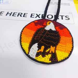 Collier pendentif aigle artisanal perlé avec perles noires, blanches, brunes, jaunes, oranges, rouges et cordon long pour un usage artistique et culturel - Product Image 5