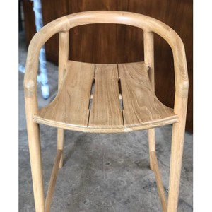 Chaise de bar moderne en teck massif avec accoudoirs courbes, finition naturelle, tabouret haut pour comptoir de cuisine, café, restaurant, mobilier - Product Image 5