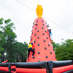 Muro de Escalada Inflable Fly Up, Estructura de Juego de PVC para Exteriores para Niños, Diseño Rojo y Negro con Trofeo de Campeón - Product Image 2