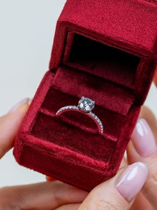 Anillo de Compromiso de Diamante Cultivado en Laboratorio de Corte Brillante Redondo de Lujo de 2.00 Ct, Banda de Oro Sólido de 18K/14K/10K con Pavé, Joyería Nupcial Minimalista - Product Image 3