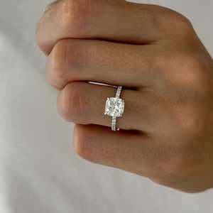 Bague de fiançailles en diamant de laboratoire taille coussin de 2 carats, avec halo caché et pavé de diamants taille coussin, or blanc, certifiée IGI - Product Image 5