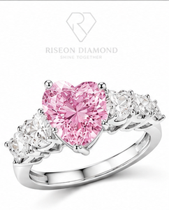 Bague de fiançailles romantique en or blanc 18 carats avec diamant rose en forme de cœur, trois pierres, accentuations latérales taille poire cultivées en laboratoire, bijoux de luxe - Product Image 3