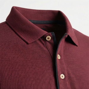 เสื้อโปโลผู้ชายสีแดงเบอร์กันดี แขนสั้น ผ้าคอตตอนปิเก้ สวมใส่สบาย ระบายอากาศได้ดี ทรงปกติ ดีไซน์ถักแบบเรียบ โลโก้ด้านหน้า - Product Image 5