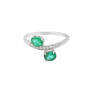 Bague de fiançailles en or jaune massif 18 carats avec émeraude ovale naturelle et diamant, style croisé à deux pierres, Memoria Jewels - Product Image 3