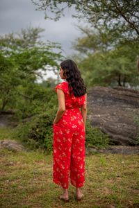 Vestido de Verano Casual de Longitud Midi con Estampado Floral Rojo, de un Solo Hombro, con Cinturón, Ajuste Holgado, Tejido, Elegante y Hermoso para Mujer - Product Image 3