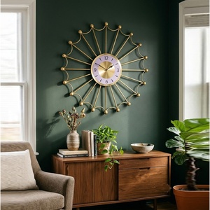 Reloj de Pared de Metal de Diseño Moderno y Lujoso, Elegante Decoración Retro Hecha a Mano para el Hogar, Adorno para Sala de Estar o Dormitorio, por Falah International - Product Image 1