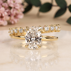Bague de fiançailles en moissanite taille ovale avec sertissage à griffes en argent sterling plaqué or, alliance empilable pour femme - Product Image 1
