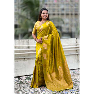 ผ้าไหมสีเขียวเนื้อนุ่มทอแบบดูอัลซาร์รี ยี่ห้ออีลิท วีฟส์ พร้อมผ้าคลุมไหล่ลายเมเฮนดีแบบนันดี บอร์เดอร์ - Product Image 1