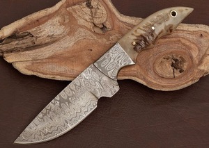 Couteau d'extérieur personnalisé avec lame à motif Damas et poignée en corne, couteau Damas compact pour la survie, la randonnée et les aventures en plein air - Product Image 6