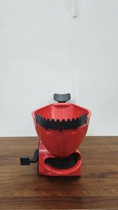 Épandeur rotatif manuel en plastique rouge pour engrais et semences d'herbe, design moderne ODGGAD005 - Product Image 5