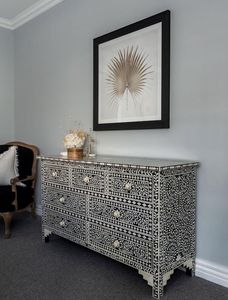 Table de Chevet Moderne de Luxe Style Ferme avec 1 Tiroir et 2 Portes, Incrustation Os de Chameau, Écologique et Durable, Noir et Blanc, pour Salon, Maison, Hôpital - Product Image 2