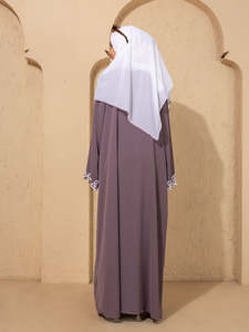 Abaya gris para mujer, de corte holgado, manga larga, cuello redondo, estilo modesto para uso diario, estilo de Oriente Medio. - Product Image 2