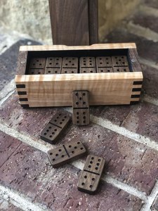 Jeu de dominos classique en bois – Jeu de société familial de stratégie pour table – Écologique et stimulant pour l'apprentissage et le divertissement en famille - Product Image 5