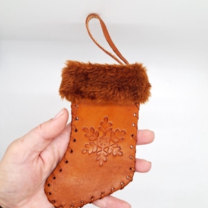 Adorno Navideño de Cuero Marrón Hecho a Mano con Borde de Piel Sintética y Decoración Navideña con Copo de Nieve en Relieve - Product Image 4