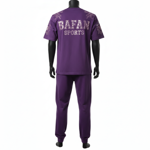 Conjunto de 2 piezas de lujo para hombre: Camiseta morada de jersey de mezcla de algodón 210GSM y pantalón jogger con paneles laterales tipo cargo, con logo brillante termotransferible. - Product Image 2