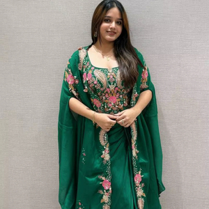 Conjunto Indo Occidental de 3 Piezas con Blusa Dhoti de Seda Rangoli y Shrug con Bordado de Lentejuelas y Borlas para Ocasiones Festivas - Product Image 1