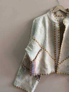 Chaqueta Acolchada Kantha Hecha a Mano, Estilo Vintage, Reversible, Corte Kiara - Product Image 3