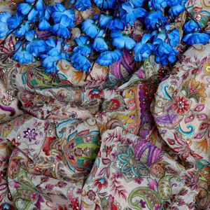 Robe Saree ethnique indienne en tissu crêpe léger de 44 pouces, broderie Paisley couleur crème pêche avec détails de paillettes scintillantes - Product Image 6