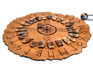 Juego de Runas con Cuero, Piedras de Adivinación Espiritual Hechas a Mano, Juego Nórdico de la Fortuna, Símbolo Antiguo - Product Image 1