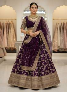 Lehenga en soie Miragi Jacquard à motifs rapides avec broderie de sequins, fils et Jari, blouse en Georgette et dupatta en Georgette - Product Image 2