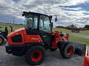 Cargadora de Ruedas Kubota R090 R070 Usada de Alta Calidad, Nueva, al por Mayor, con Horquilla para Paletas y Cucharón de 850L, Equipo Pesado Listo para Enviar - Product Image 2