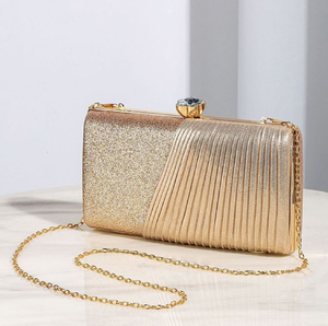 Élégante pochette en soie rose doré avec broderie détaillée de feuilles en sequins dorés. Disponible au prix de gros pour la collection de tenues de soirée. - Product Image 5