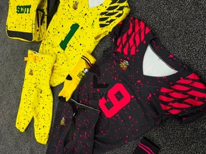 Ensemble d'uniformes de football américain pour hommes avec impression par sublimation personnalisée, sac à dos et chaussettes assortis, tenue d'équipe professionnelle - Product Image 4