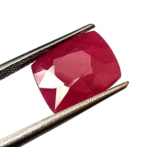 พลอยทับทิมแอฟริกันธรรมชาติสีแดงทรงคุชชั่นเจียระไน 6.85 กะรัต - Product Image 3