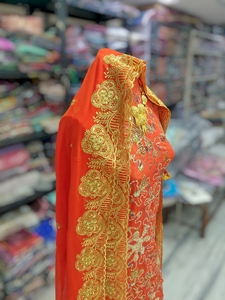 ผ้าชีฟองลายแจ็คการ์ดฟรานซาวีสีแดงประดับลูกปัด พร้อมงานปักสีทองและผ้าคลุมไหล่สุดหรู |   ชุดแต่งงานแบบโซมาลี - Product Image 2